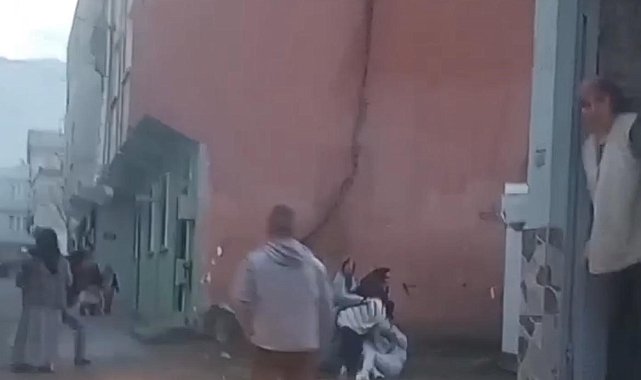 Bursa'da gürültü kavgasına tutuşan kızlar saç baş birbirine girdi