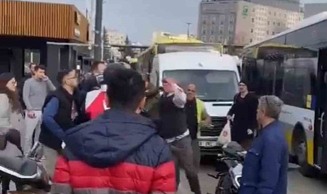 Bursa'da halk otobüsü ile motosiklet sürücüsünün yumruklu kavgası kamerada