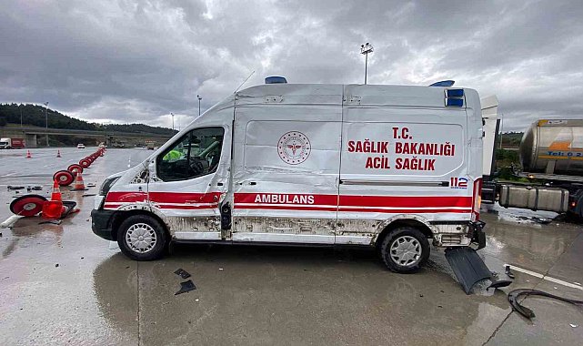 Bursa'da hastaneden dönen ambulansa tır çarptı