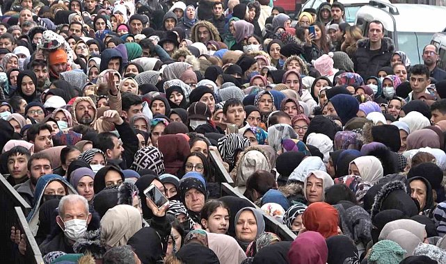 Bursa'da ucuz tencere, tabak çılgınlığı...Birbirlerini ezip, çocuklarını kaybettiler
