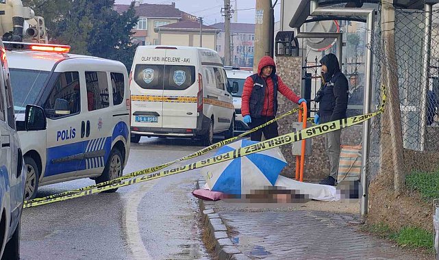 Bursa'da yere düşen adam hayatını kaybetti, cenazeyi şemsiye ile korudular