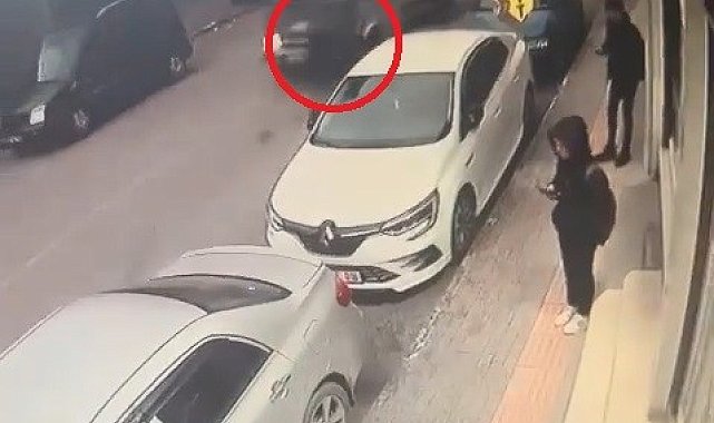 Bursa'da yolun karşısına geçmeye çalışan yayaya çarpan kamyonet kamerada