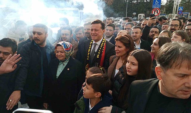 Büyükşehir Belediye Başkanı adayı Hatipoğlu, Eskişehir'de coşkuyla karşılandı