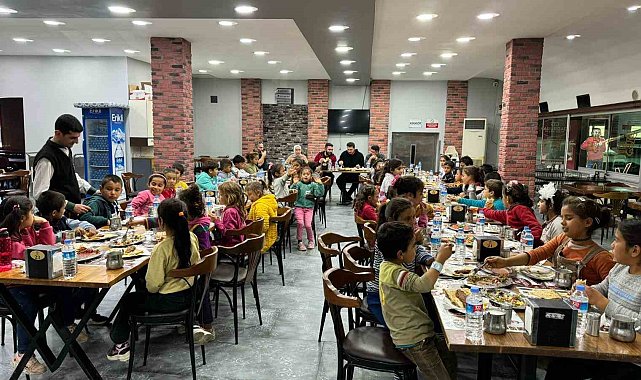 Çadırda kalan çocuklara kebap ikram edildi
