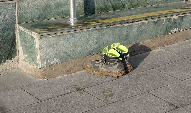 Çamurlu ayakkabılarını çıkarıp bankaya öyle girdi