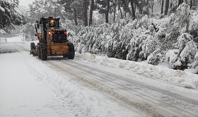 Çanakkale'de İl Özel İdare ekipleri karla kaplı köy yollarını açıyor