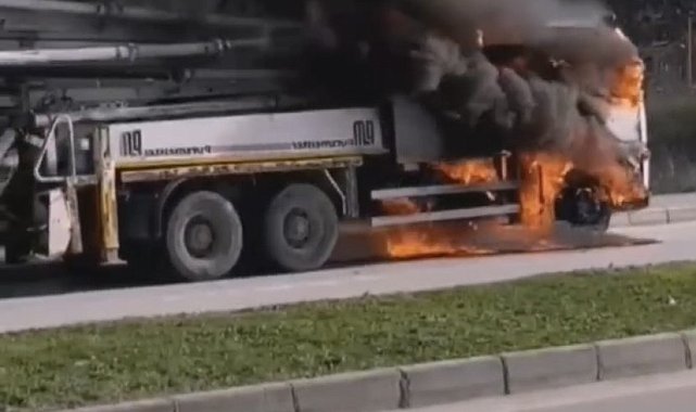 Çanakkale&#039;de seyir halindeki beton pompası alev alev yandı