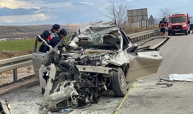 Çankırı'da kamyona çarpan otomobil hurdaya döndü: 1 ölü