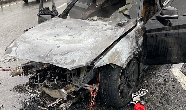 Çarpışan otomobillerden biri yandı