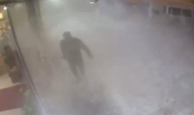 Çatıdan düşen karın altında kalmaktan son anda kurtuldu