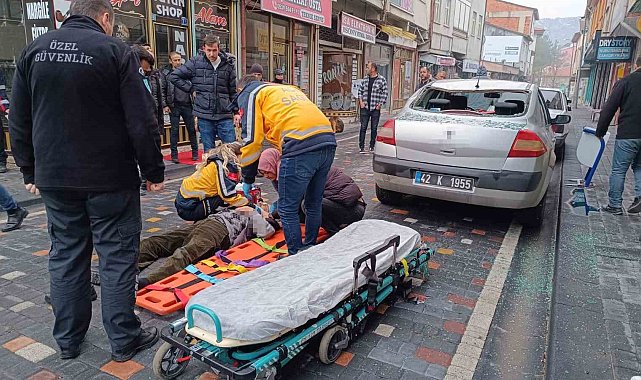 Çatıdan otomobilin üzerine düşen adam kurtarılamayarak hayatını kaybetti