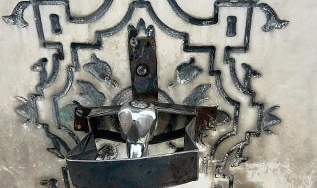 Çeşme musluğunu hırsızlardan demir korkulukla koruyorlar
