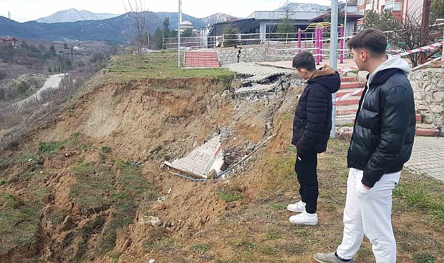 Çocuk parkında üçüncü kez heyelan meydana geldi