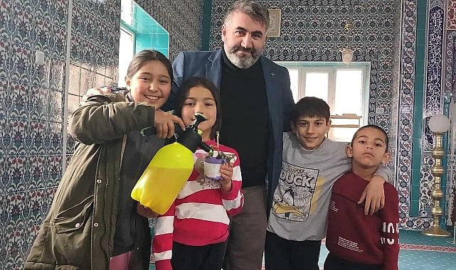 Çocuklara cami alışkanlığı çiçekler ile sağlanıyor