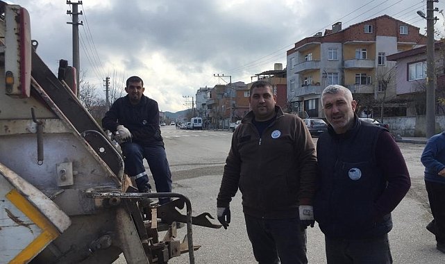 Çöp konteynerine atılan 5 yavru köpek temizlik personelinin dikkatiyle kurtarıldı