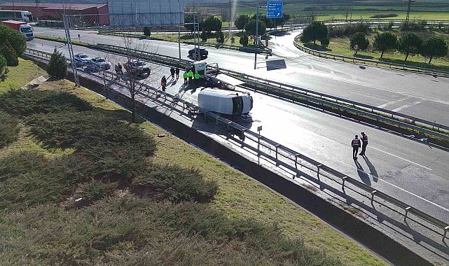 Çorlu - İstanbul kara yolunda panelvan devrildi: 1 ölü