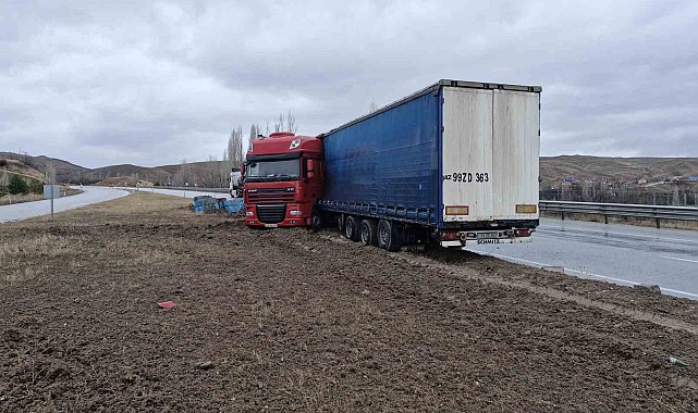 Çorum'da çelik halat yüklü tır orta refüje çıktı