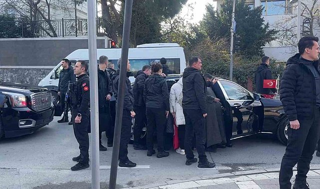 Cumhurbaşkanı Erdoğan, kendisini bekleyen vatandaşlarla sohbet etti