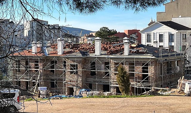 Çürüyen tarihi yapının önce çatısı yapıldı