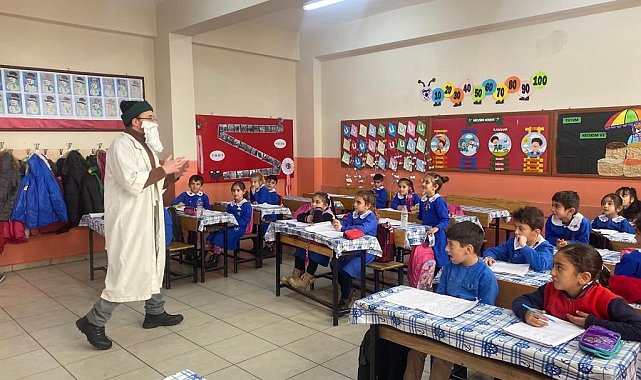 Dede Korkut'un hikâyelerini canlandırarak anlatan öğretmen öğrencilerini eğlendirdi