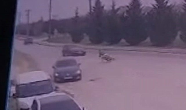 Dengesini kaybedip düşen motosiklet sürücüsü otomobilin altında kaldı