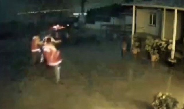 Deprem anında vatandaşların ayakta durmakta güçlük çektiği görüntüler felaketin büyüklüğünü hatırlattı