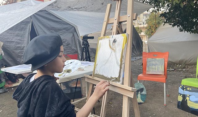 Deprem evini yıksa da hayallerini yıkamadı: 10 yaşındaki ressam eserlerini çadırda çiziyor