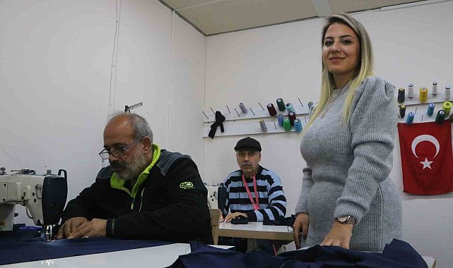 Depremde 2 iş yeri ve evini kaybeden afetzede kadının konteyner iş yerinde kurduğu atölye 7 kişiye ekmek kapısı oldu
