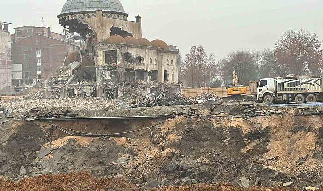 Depremde hasar alan Söğütlü Camii'nin kubbesi böyle yıkıldı