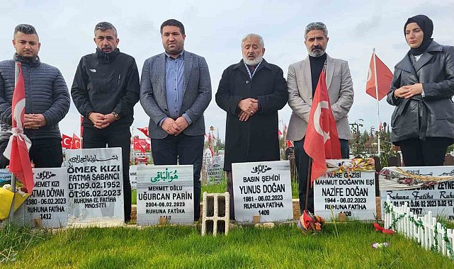 Depremde hayatını kaybeden gazeteciler mezarları başında anıldı