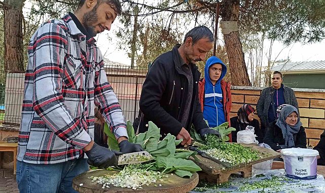 Depremde iş yeri yıkıldı, tirşik çorbasıyla ayakta kalmaya çalışıyor