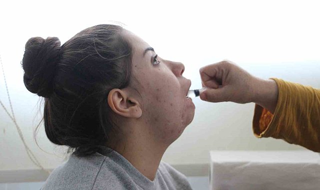 Depremden bu yana konuşamayan genç kızın tek hayali, kendisini şırıngayla besleyen ailesine 'anne' ve 'baba' diyerek seslenebilmek