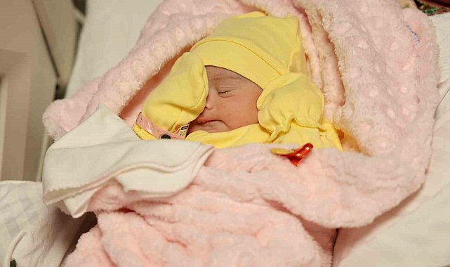 Depremin merkezi Kahramanmaraş'ta yeni yılın ilk bebeği 'Ecrin Lina'