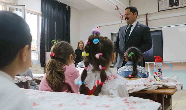 Depremin vurduğu Hatay'da 398 bin öğrenci karne heyecanı yaşadı