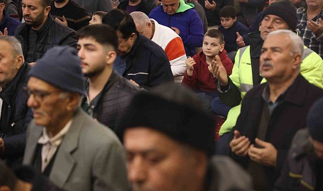 Depremin vurduğu Hatay'da vatandaşlar camilere akın etti