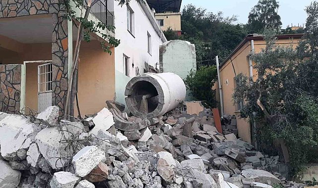 Depremle birlikte aylardır minaresiz kalan camiye, çelikten 26 metrelik minare yaptırıldı