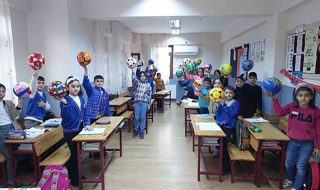 Depremzede öğrencilere karne hediyesi olarak 5 bin 650 top dağıttı