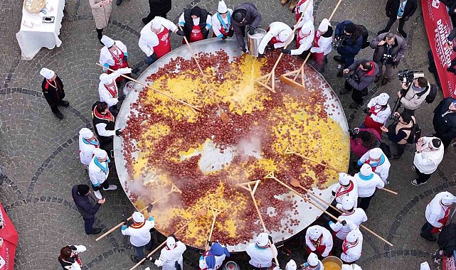 Dev tavada 3 bin 500 adet yumurta ve 500 kilo sucuk pişirildi