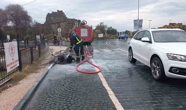 Devrilen motosiklet yandı, sürücü kazada yaralandı