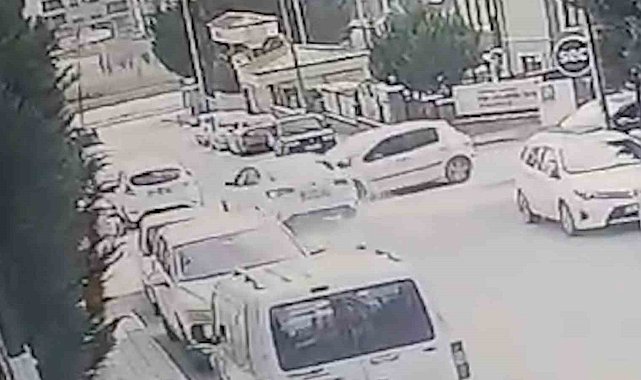 Dikkatsizliğin sonucu pahalıya patladı: 3 aracın karıştığı kaza kamerada