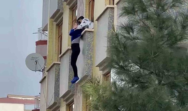 Diyarbakır'da 3'üncü kattan kendini bırakmaya çalışan kadın böyle kurtarıldı