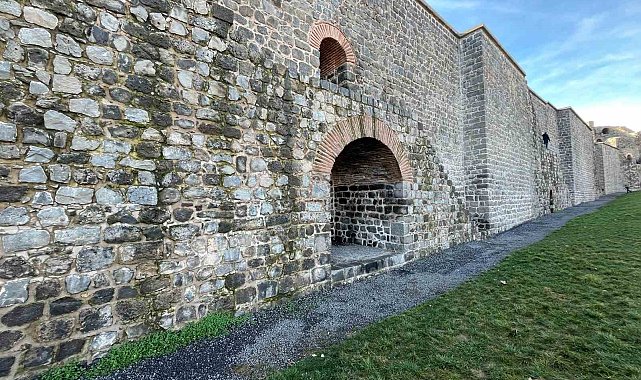 Diyarbakır'da surlardan düşen çocuk ağır yaralandı