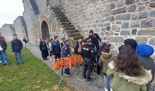 Diyarbakır'da surların merdiveninden yuvarlanan kız yaralandı