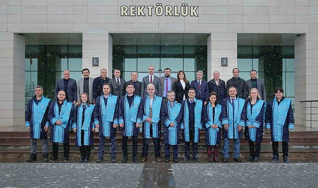 Doçent olarak atanan akademisyenler cübbelerini giydi