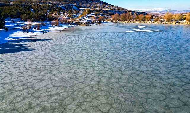 Donan barajın yüzeyinde ilginç görüntüler oluştu