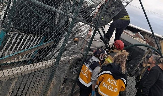 Dondurulmuş tavuk yüklü tır devrildi, sürücü 2 saatte kurtarıldı