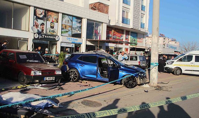 Durağa dalan otomobil, yaşlı çifti hayattan kopardı