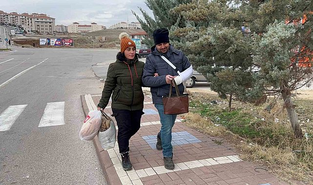 Durakta çanta bulan çiftin örnek davranışı "insanlık ölmemiş" dedirtti