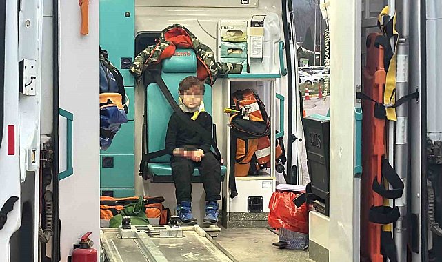 Düzce'de feci kaza: Otomobil bariyerlere saplandı, 8 kişi yaralandı