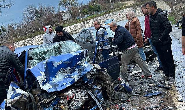 Düzce'de iki otomobil kafa kafaya çarpıştı: 1 ölü, 3 yaralı